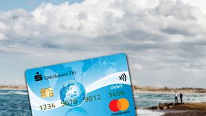 Betalingskort med strand i baggrunden