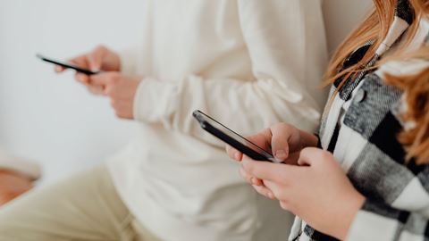 MobilePay til børn, to unge med deresc mobil