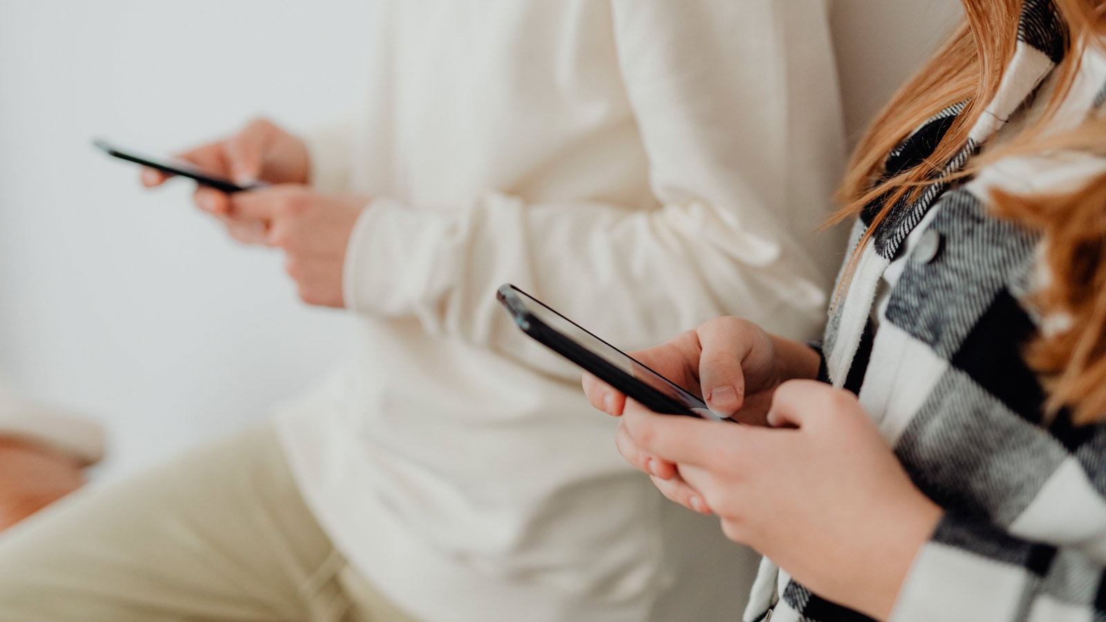 MobilePay til børn, to unge med deresc mobil