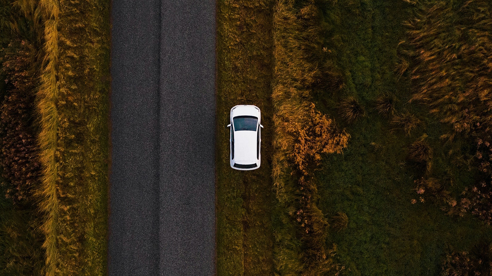 Bil på vej set oppe fra