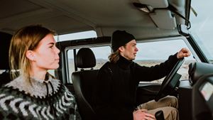 Kvinde og mand i bil