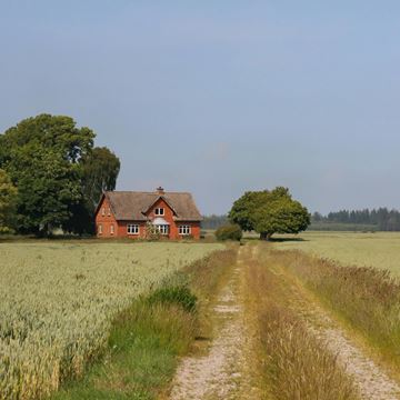 Hus for enden af grusvej