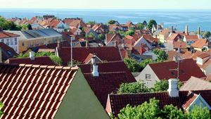 Billede fra oven af danske røde teglstenstage