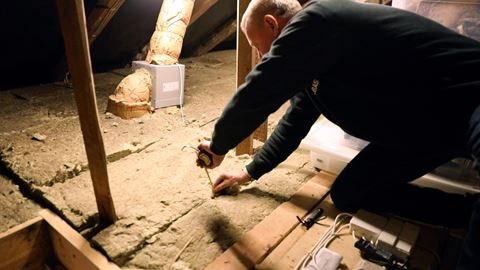 Tjek af isolering på loft