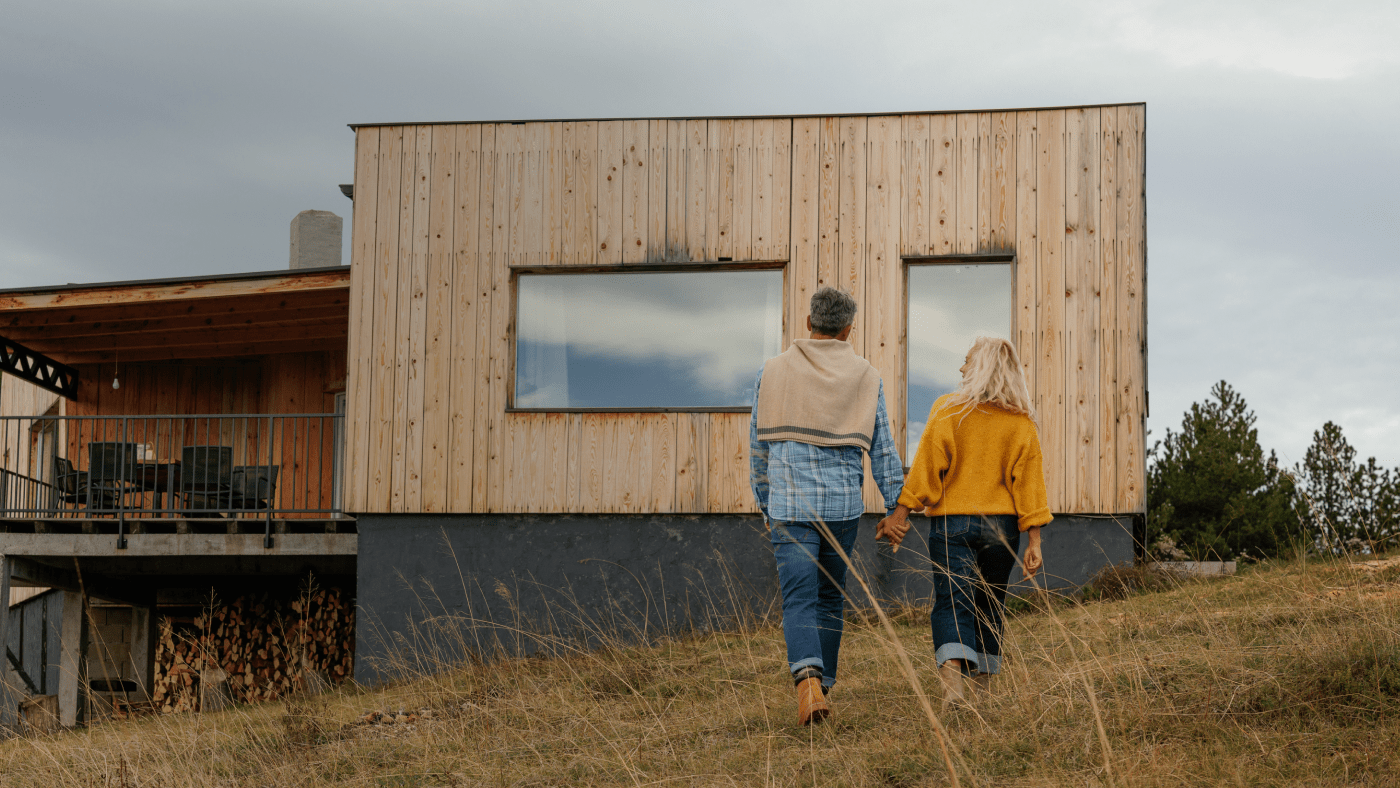 Tekst med Totalkredit er bedst i test samt et par der hånd i hånd gåt mod nybygget hus