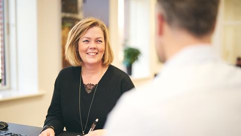 Rådgiver til kundemøde med erhvervskunde