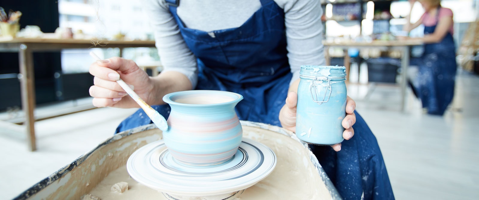 Kvinde der laver keramik