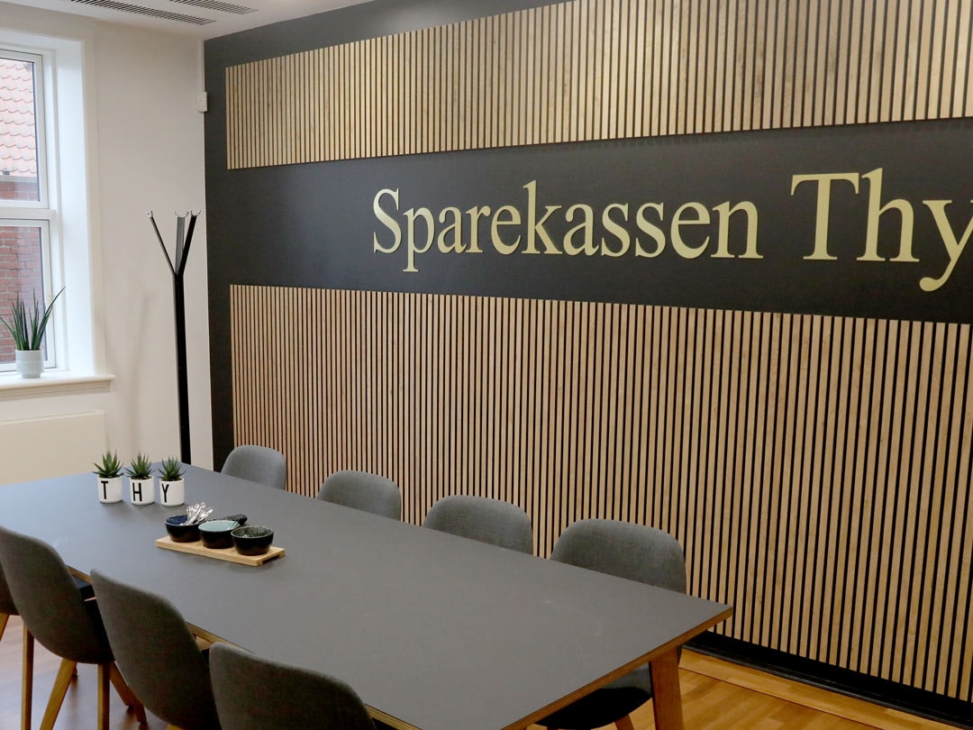 Mødelokale med Sparekassen Thy logo