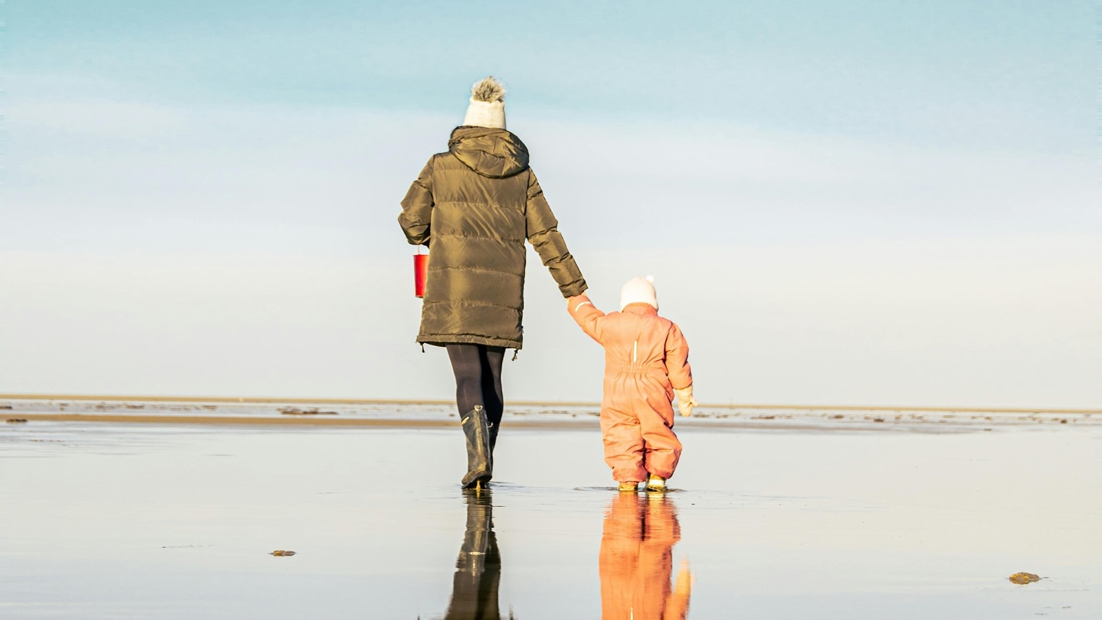 Mor og barn på stranden