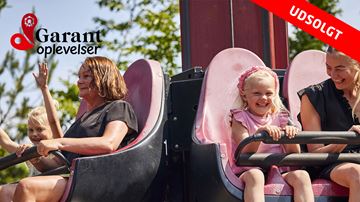Familie i Fårup Sommerland - med udsolgt skilt
