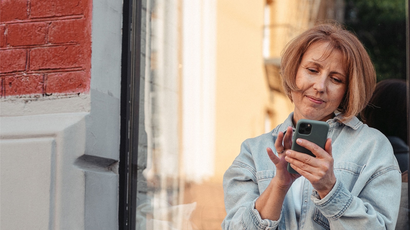 Kvinde med telefon