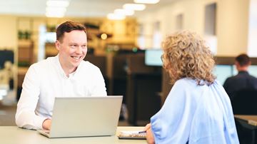 Mandlig medarbejder holder møde med kollega