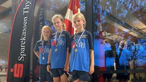 Unge svømmere med medaljer