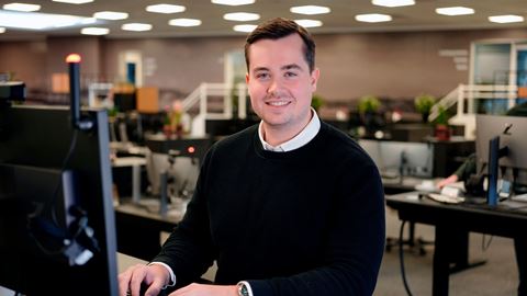 Andreas fra Sparekassen Thy ved computer