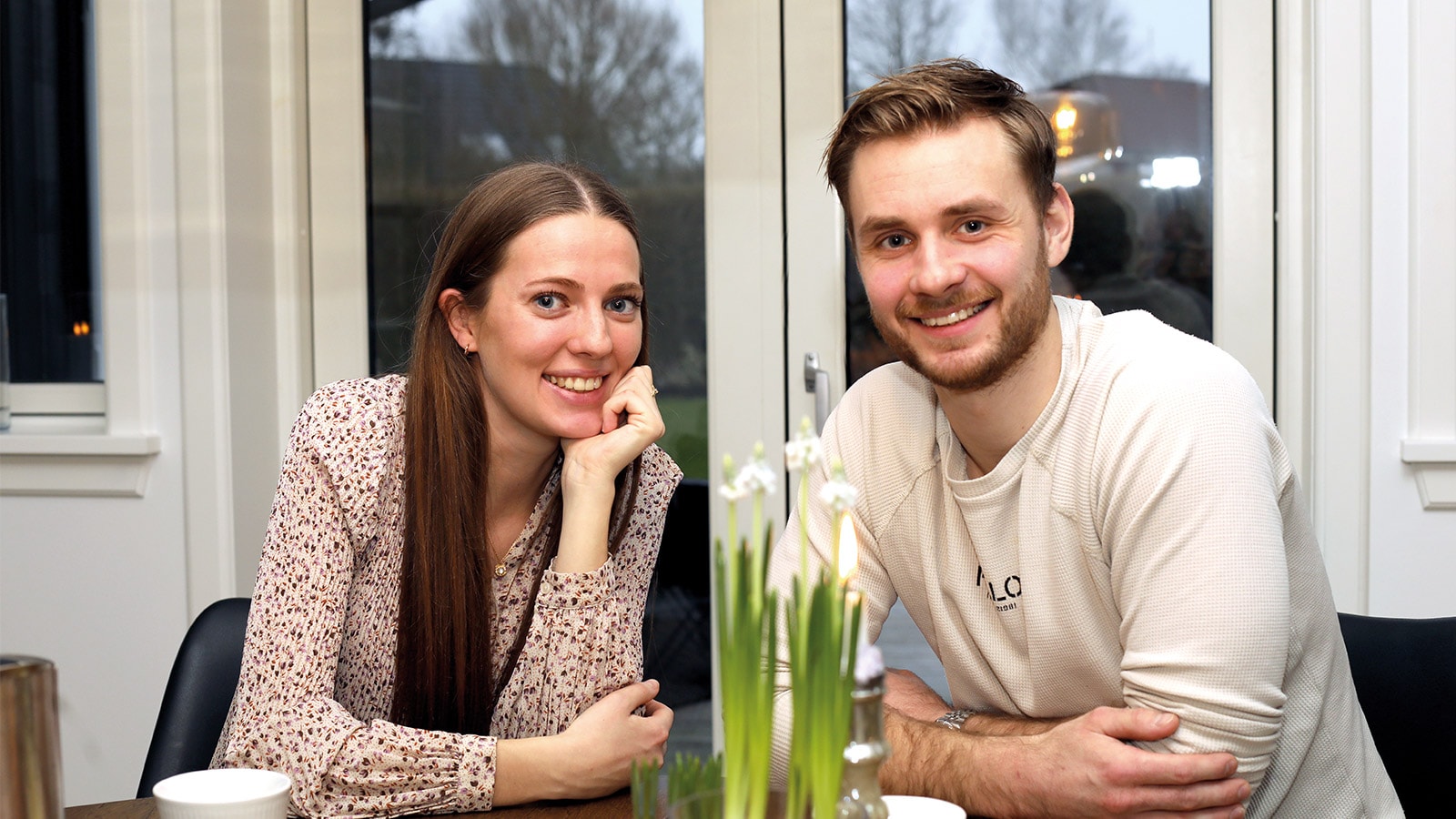 Lasse og Josephine sidder foran spisebordet