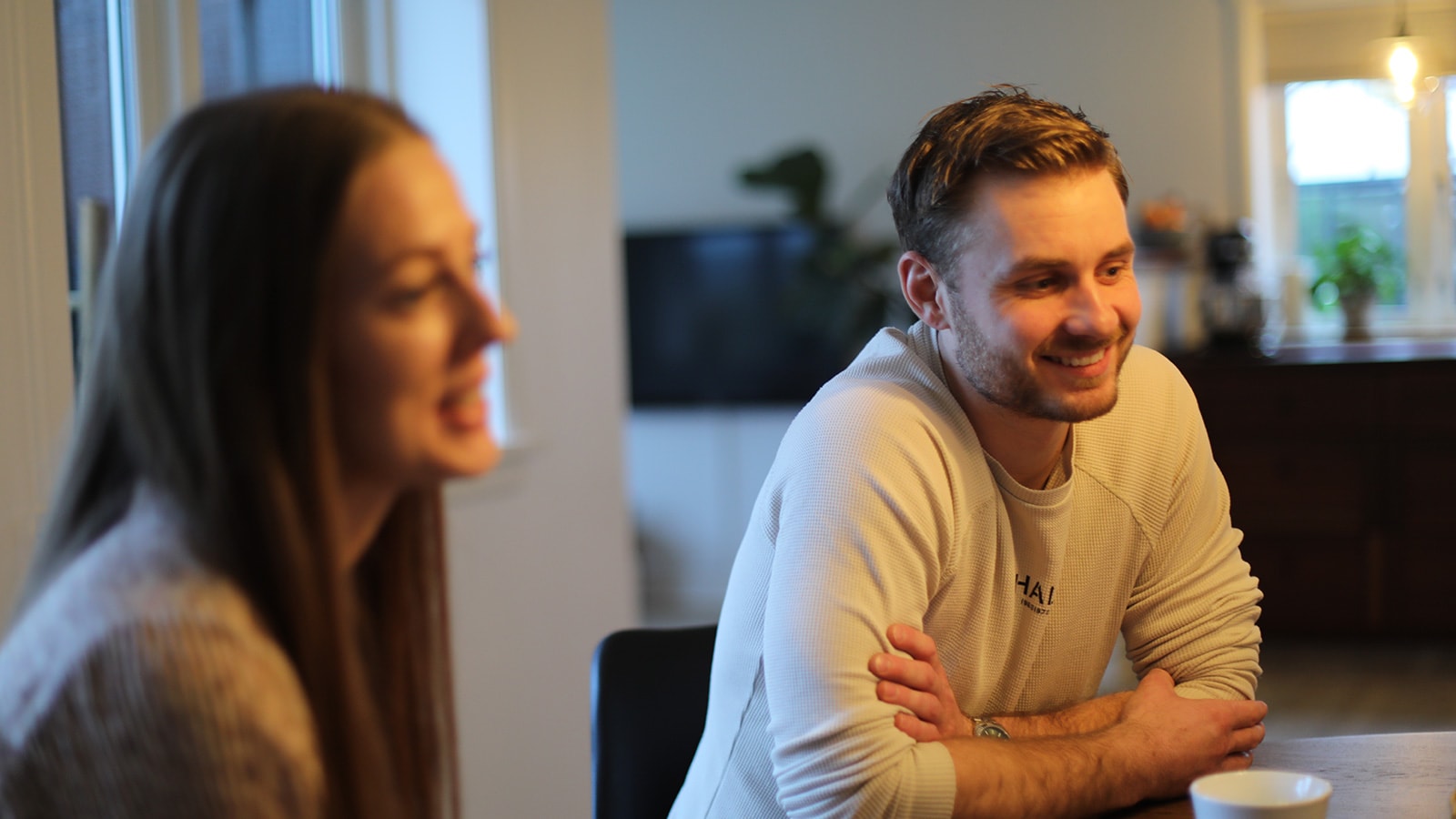 Lasse og Josephine taler omkring spisebordet