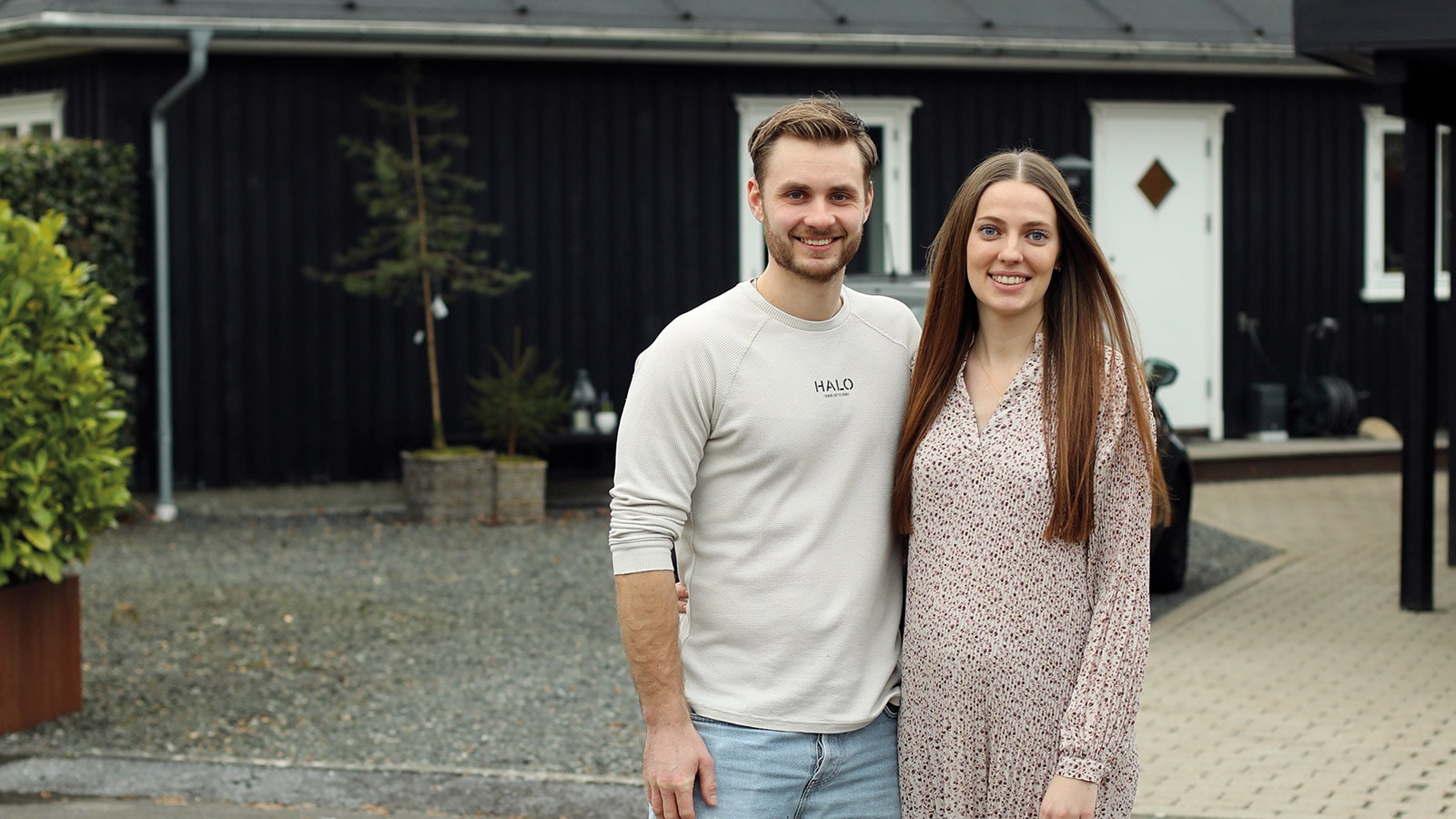 Lasse og Josephine foran deres nye hus