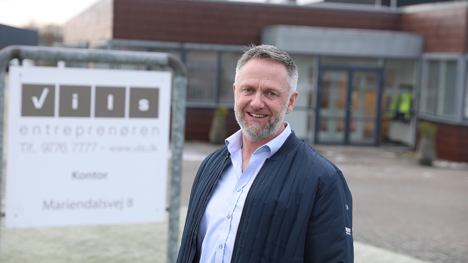 Søren Glintborg fra Vils Entreprenørforretning står foran indgangen til virksomhedens afdeling i Viborg