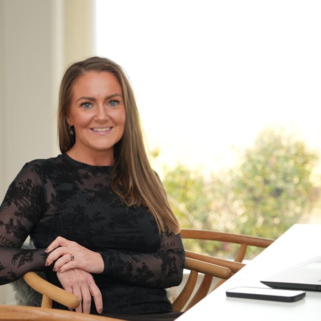 Sofie Knudsen Thomsen ved sin computer, hvor hun ordner sine investeringer