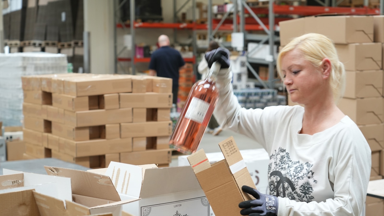 En medarbejder pakker rosevin i blandingsklasser