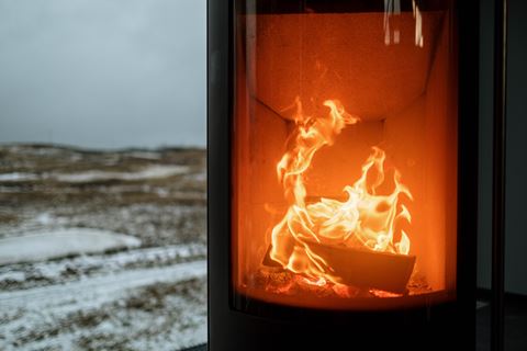 Brændeovn i sne