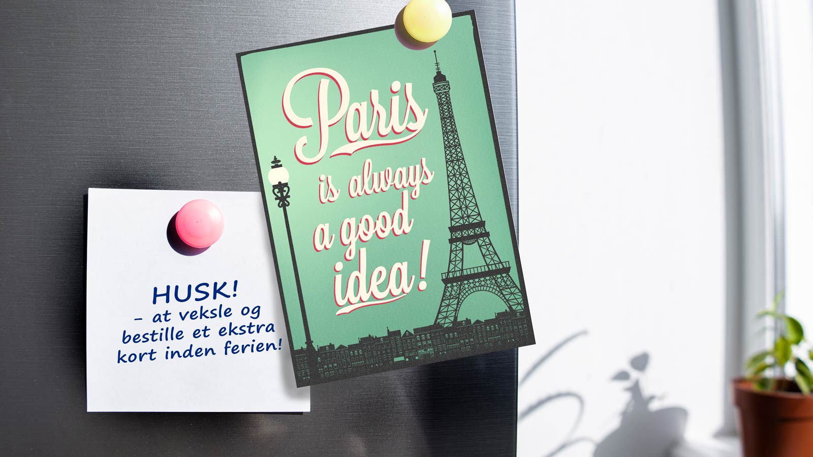 opslagstavle med huskeseddel og billede af Eiffeltaarnet
