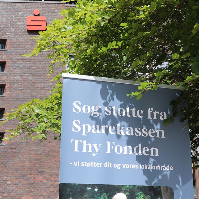 Foto af roll up med Sparekassen Thy Fonden
