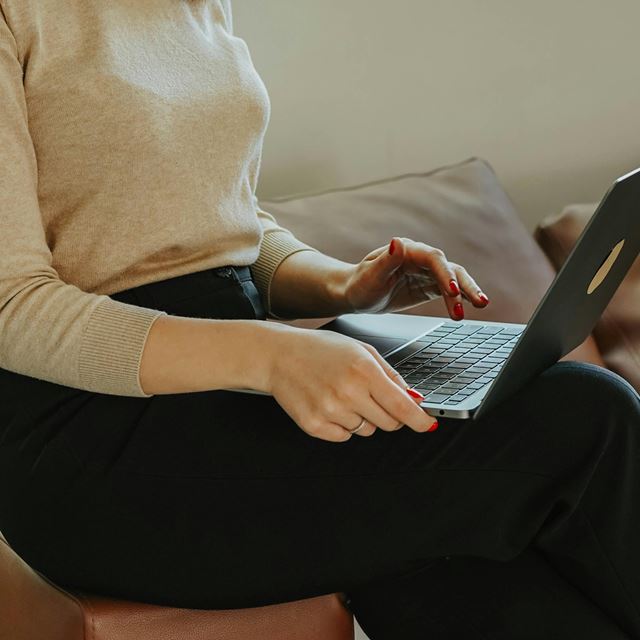 Kvinde med computer