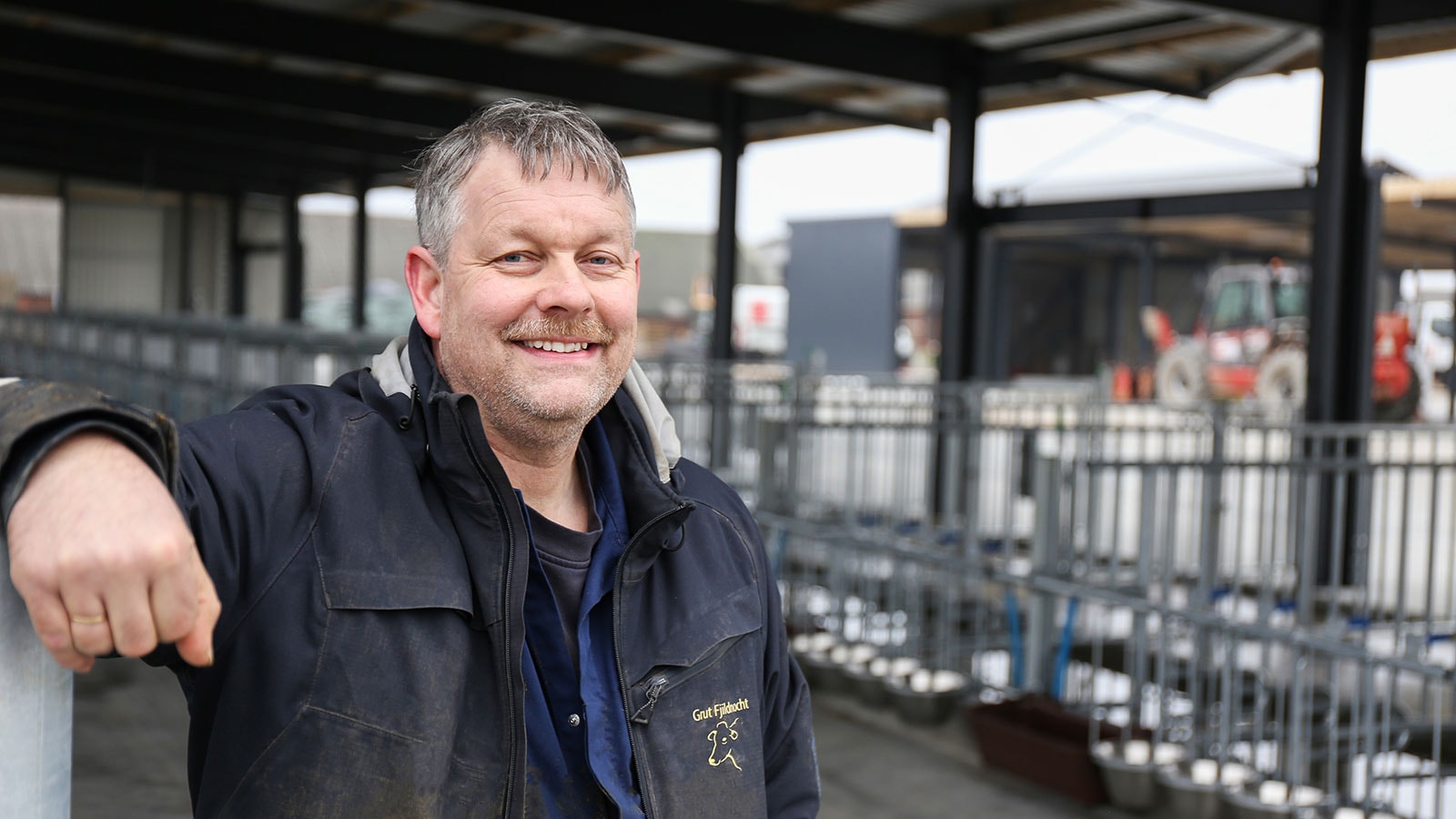 Jacob Politiek i en af sine nyopførte staldbygninger.